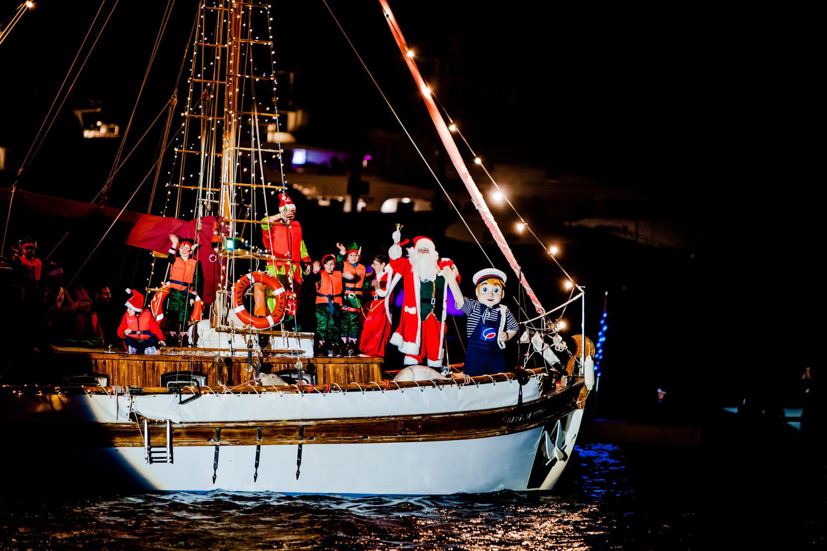 Φωτισμένο χριστουγεννιάτικο καράβι φτάνει στη Μαρίνα Φλοίσβου στην Αθήνα