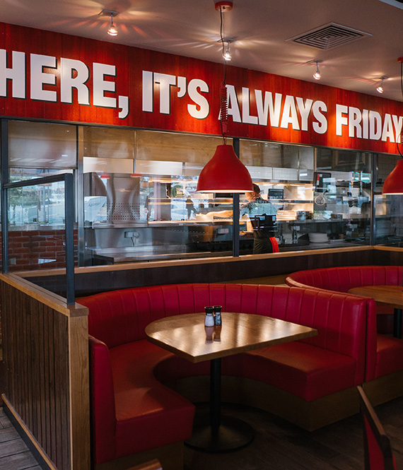 Εσωτερική διακόσμηση με κόκκινες αποχρώσεις του εστιατορίου TGI Fridays