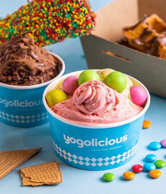 Κυπελλάκια με παγωτό Yogolicious και πολύχρωμα toppings